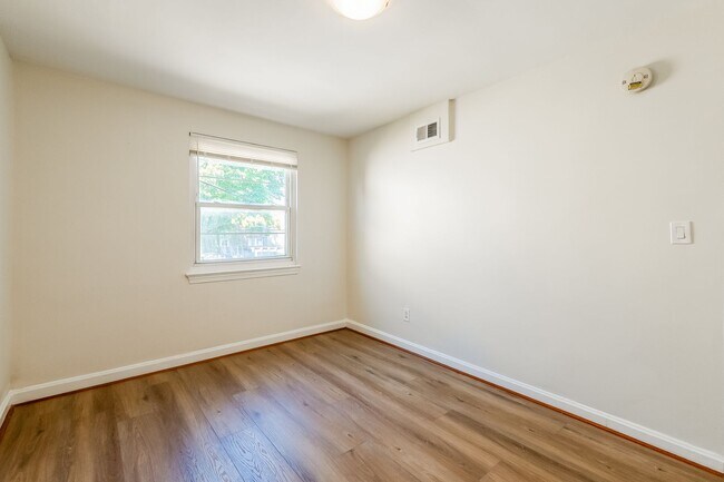 Building Photo - 127 17th St SE