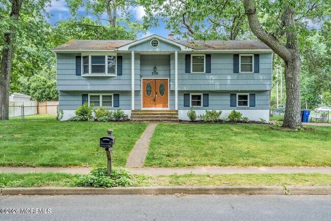 Building Photo - 518 River Dr