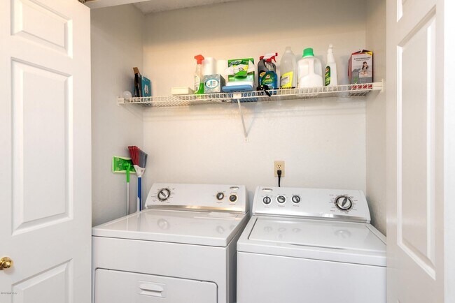 Building Photo - 6655 N Canyon Crest Dr