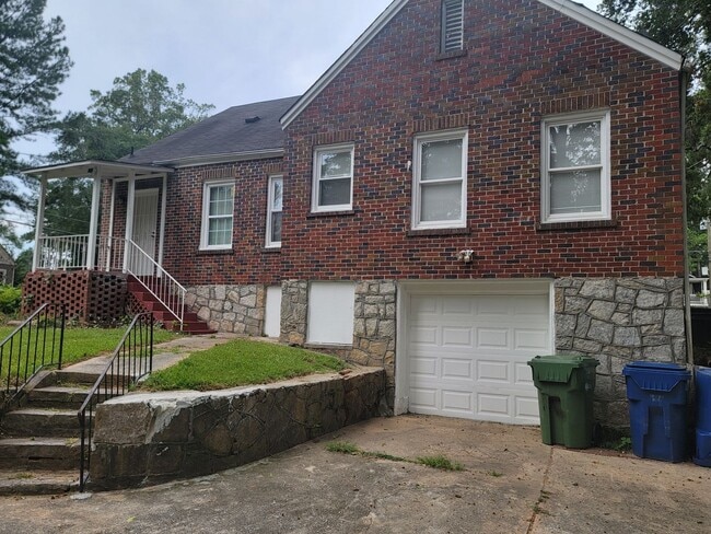 Building Photo - No Luxury Bells and Whistles But a Nice Clean Historic Home