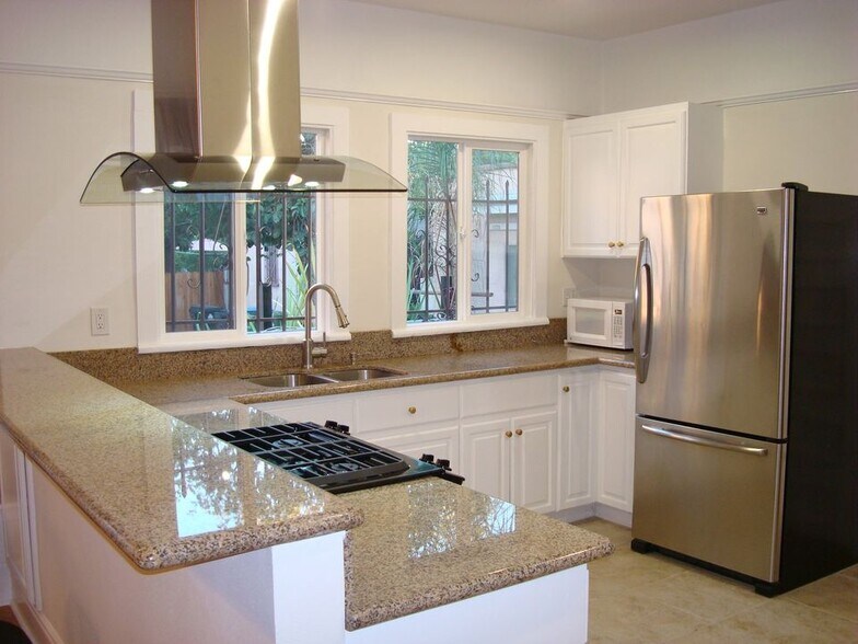 Building Photo - 1374 W 37th Pl