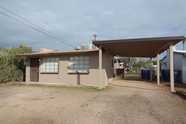 Building Photo - Charming 2 Bedroom 1 Bath Home! Central Tucson Location!