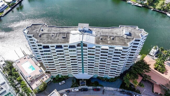 Building Photo - 333 Sunset Dr