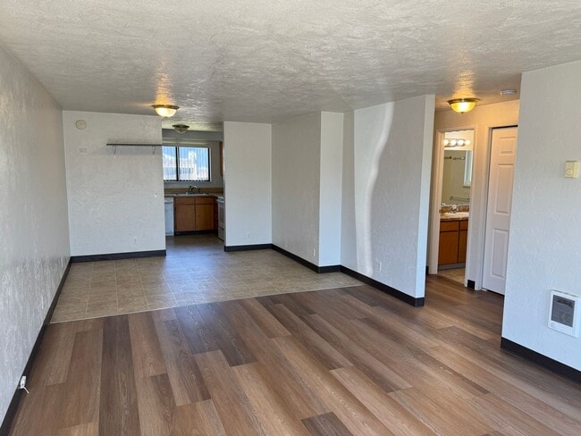 Building Photo - 2 bedroom 1 bath duplex in Cottage Grove!