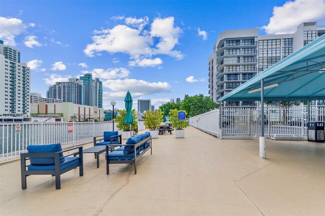 Building Photo - 800 Parkview Dr