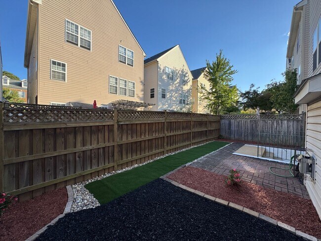 Building Photo - Stunning 4 Bed 3.5 Bath Brick Townhome In ...