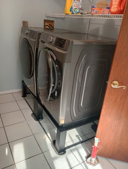 Building Photo - 7429 Lake Dr