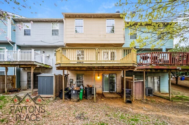 Building Photo - Spacious Oxon Hill Townhome with Parking F...
