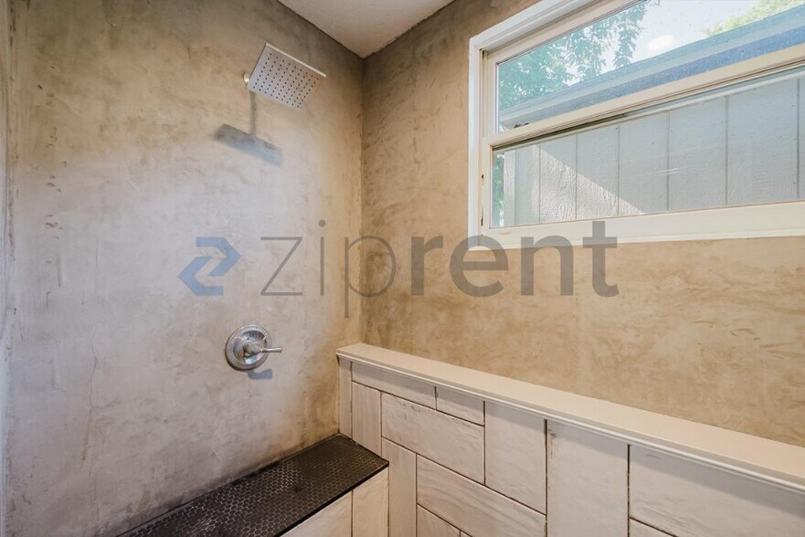 Building Photo - Unit