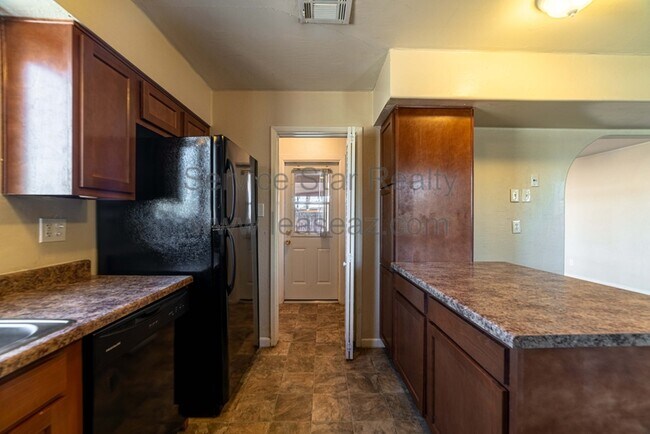 Building Photo - 507 S Hunt Dr