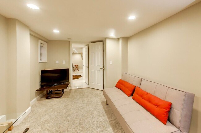 Building Photo - Sprawling 5 Bed, 3 Bath, Two Kitchens, Dual Back Decks, Two Office/Den Townhouse, 2 WD in Unit - ...