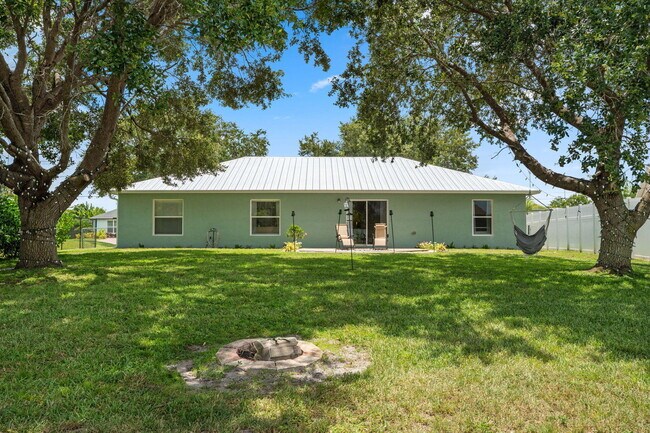 Building Photo - 522 SW S Quick Cir
