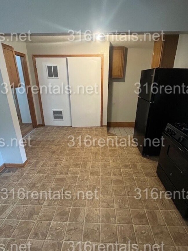 Building Photo - $999 - 3 bedroom / 1.5 bathroom - Single F...
