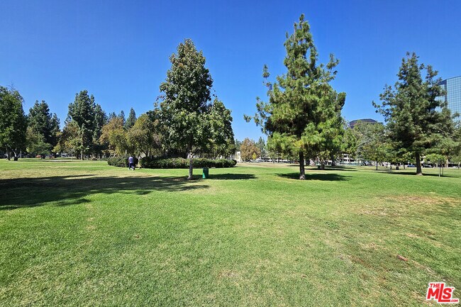 Building Photo - 5800 Owensmouth Ave