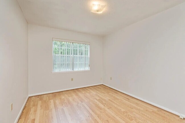 Building Photo - 104 Country Club Dr