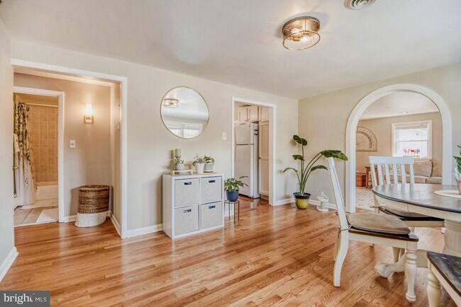 Building Photo - 1715 Tacoma Rd