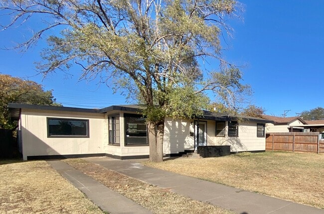 Building Photo - Newly remodeled 3/2 home now available