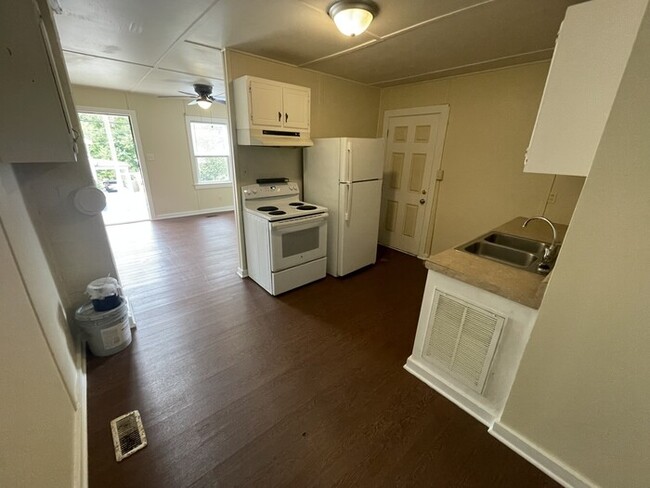 Building Photo - one bedroom one bath