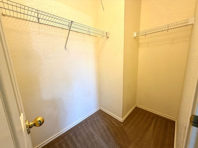 Building Photo - Spacious 3 Bed / 2.5 Bath Home with Large Yard & Lawn Care Included