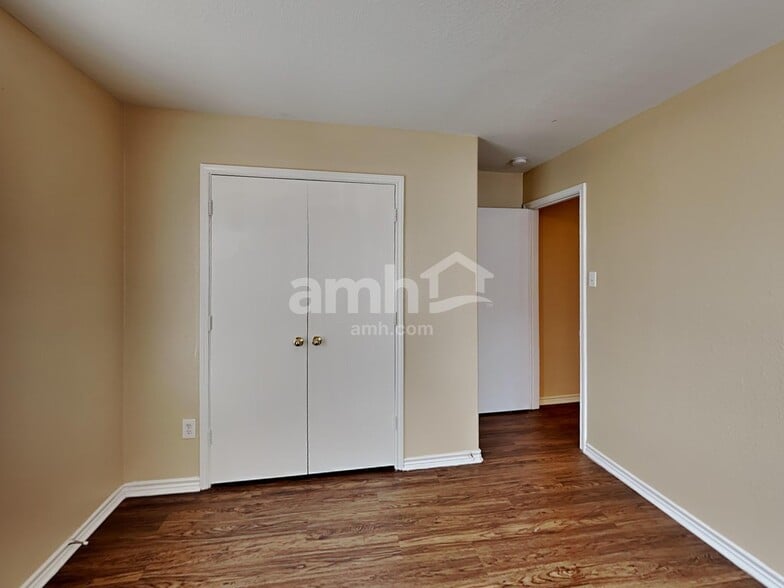 Building Photo - 226 Golden Oak Dr