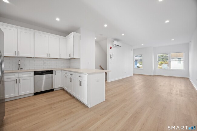 Building Photo - 27 Village Rd