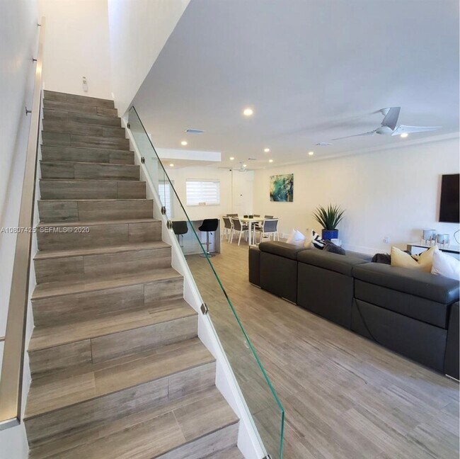 Building Photo - Beautiful waterfront townhouse in the heart of Miami