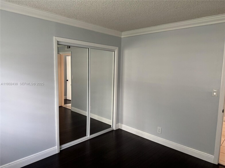 Building Photo - 185 Lakeview Dr