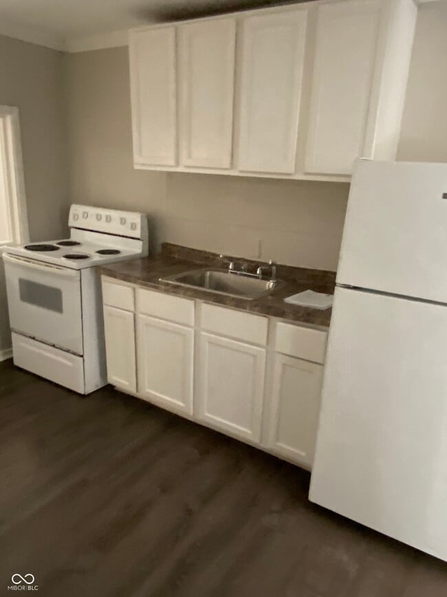 Building Photo - 2373 N Oxford St