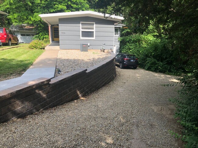 Building Photo - Updated 4 bed/2 bath Mid-Century Home - Pr...