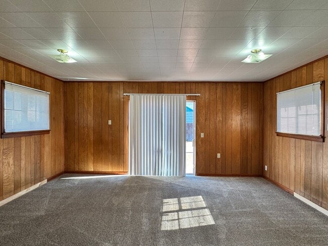 Building Photo - Large 3 br near YVCC