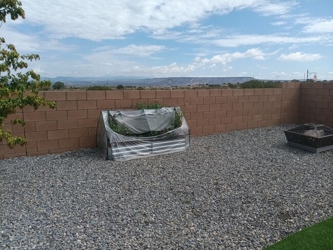 Building Photo - Beautiful 4-Bedroom, 2.5-Bathroom Home Loc...