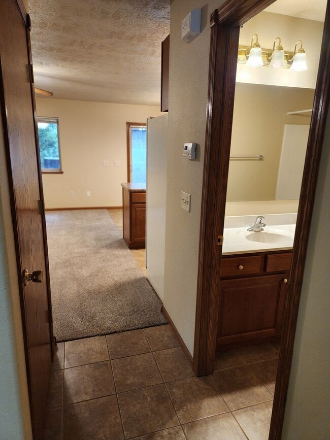 Building Photo - three bedroom two bathroom Town Home