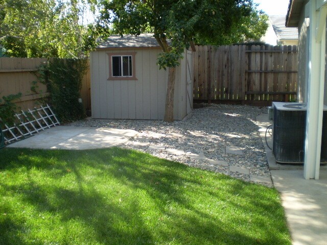Building Photo - Well Maintained Single Level 4 Bedroom, Fo...