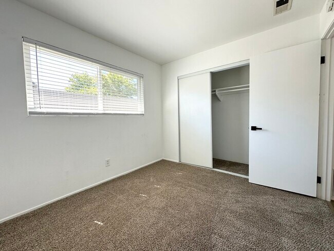 Building Photo - Beautiful three bedroom two bath home in Roseville!!