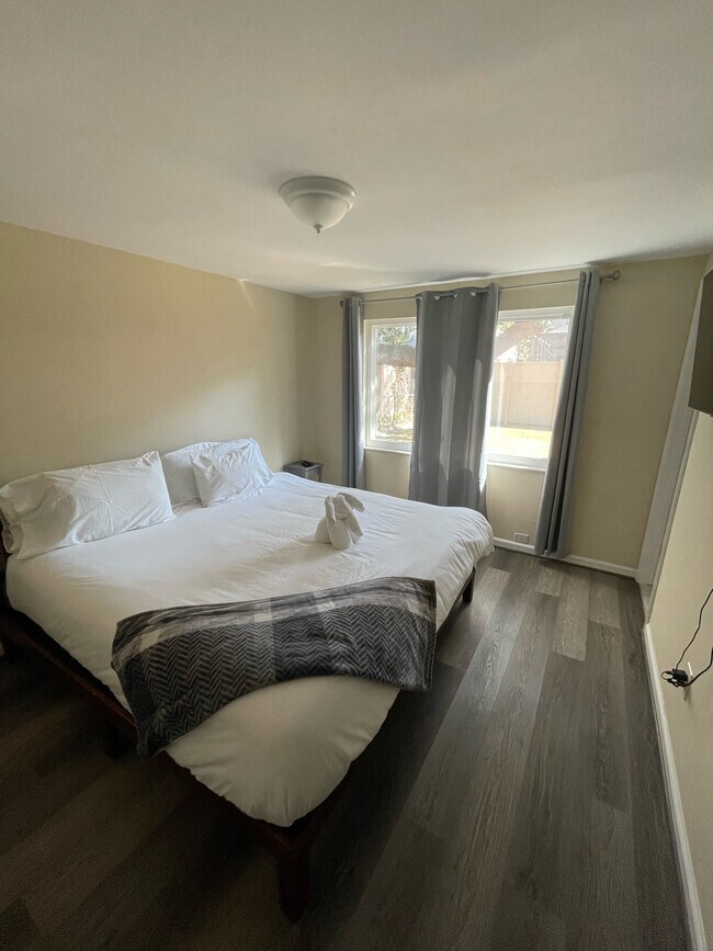 Masrer Bedroom - 6208 S Elberon St