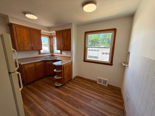 Building Photo - 3-BED, 1 BATH BEAUTIFUL SINGLE- FAMILY HOME IN MAPLE HEIGHTS!