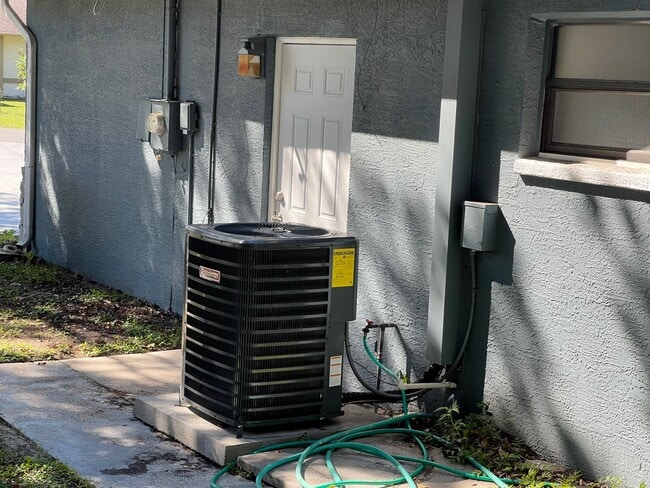 Building Photo - READY TO MOVE INTO 3/2/2 WITH IDEAL LOCATION!!!!