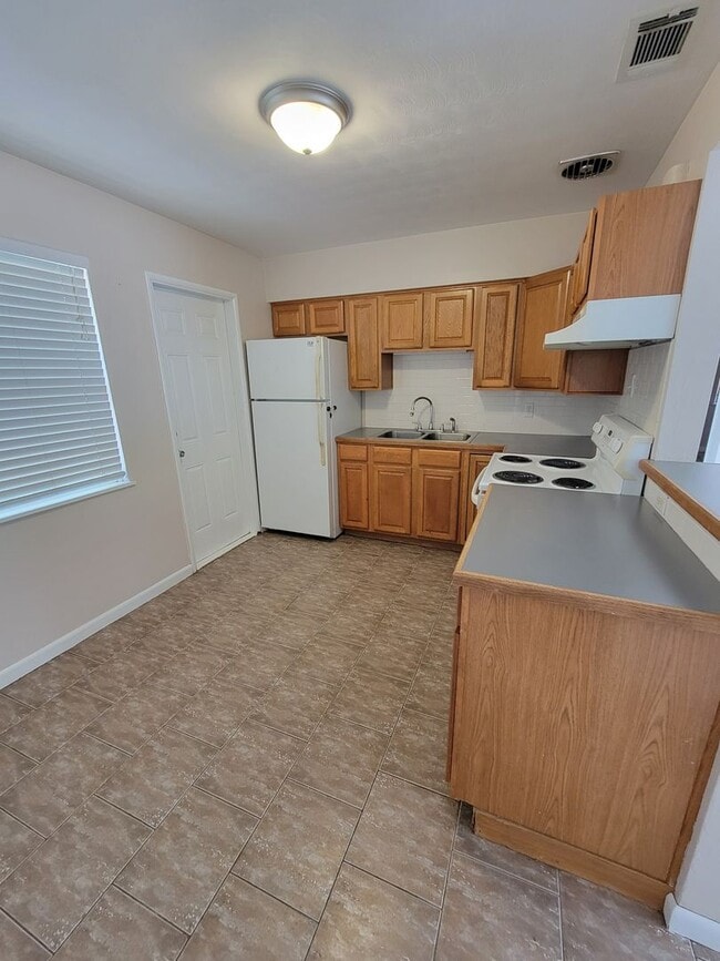 Building Photo - 2 BEDROOM 1 BATH HOME