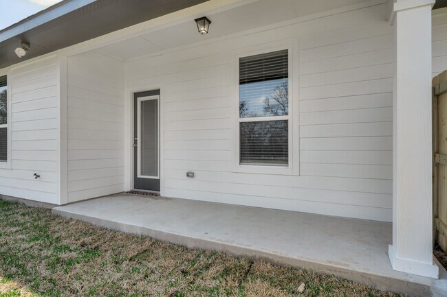 Building Photo - Where Style Meets Comfort: Elevate Your Li...