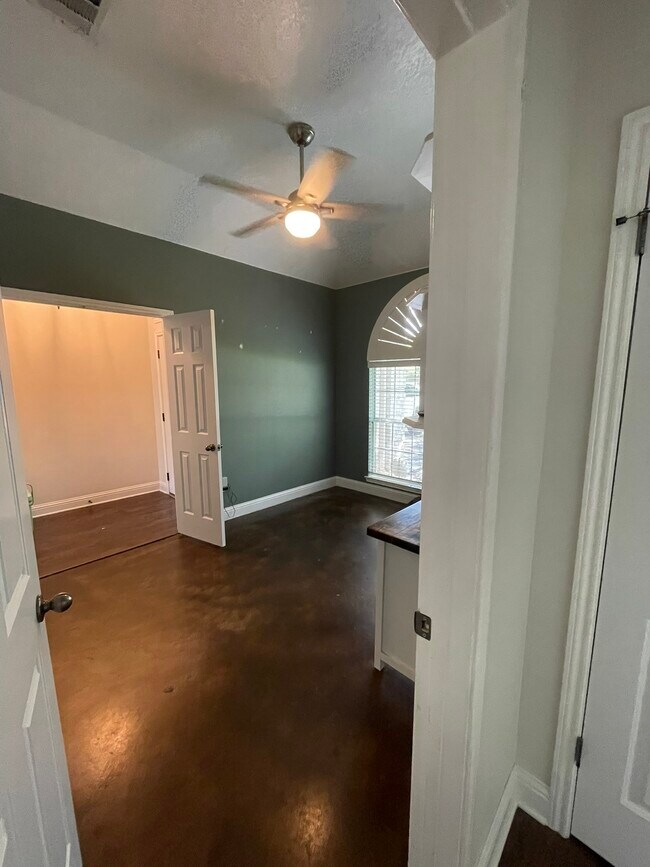 Building Photo - 200 Mountain View Dr