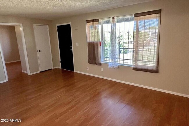 Building Photo - 2411 W Hazelwood St