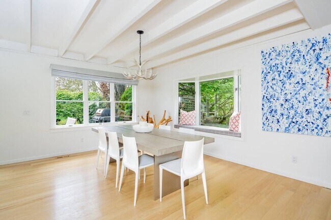 Building Photo - 869 Head of Pond Rd