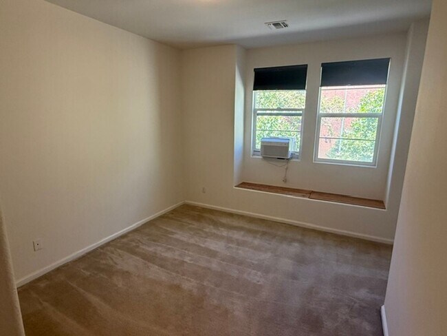 Building Photo - Large 3-Bedroom, 3.5 Bathroom Townhome in Metro Walk Village Neighborhood