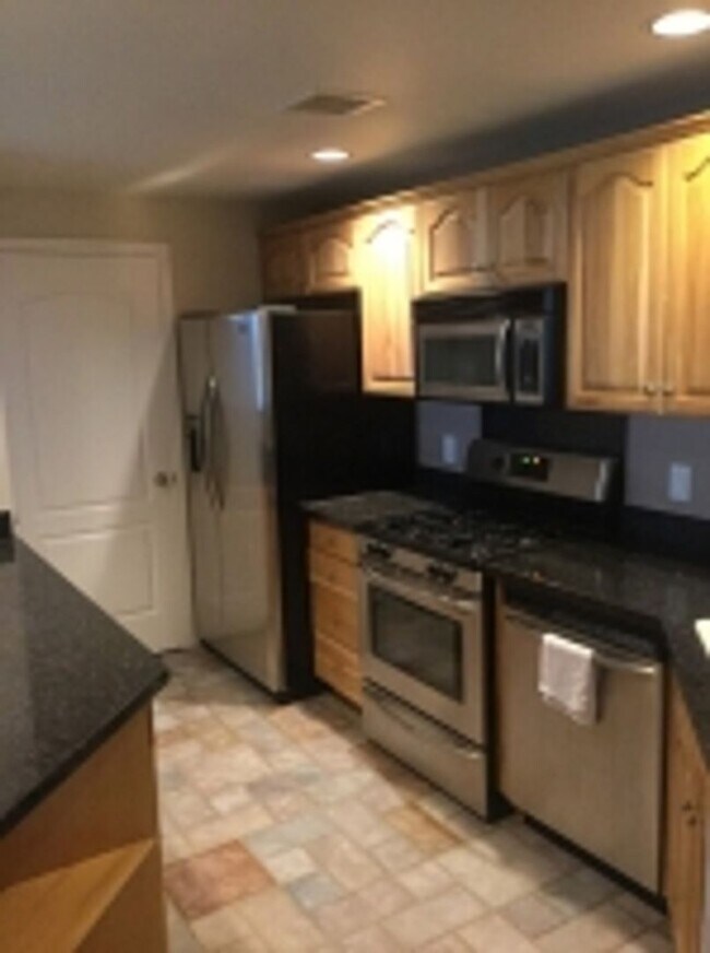 Building Photo - Great 2 bedroom condo on 2nd story!