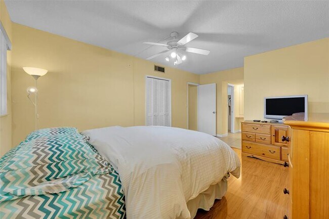 Building Photo - 3150 N Palm Aire Dr