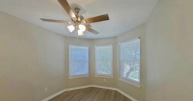 Building Photo - MOVE IN READY