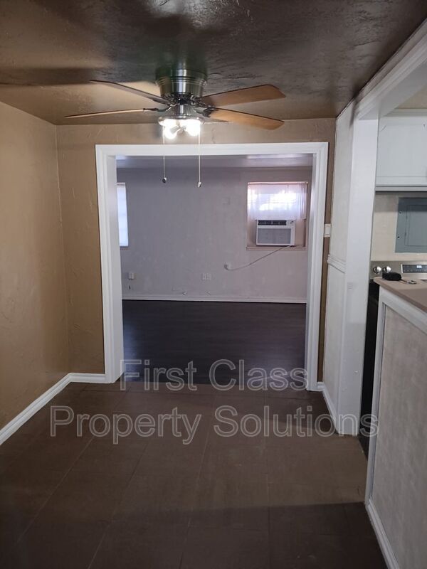 Building Photo - 3808 SE 15th St