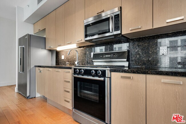 Building Photo - 460 S Spring St