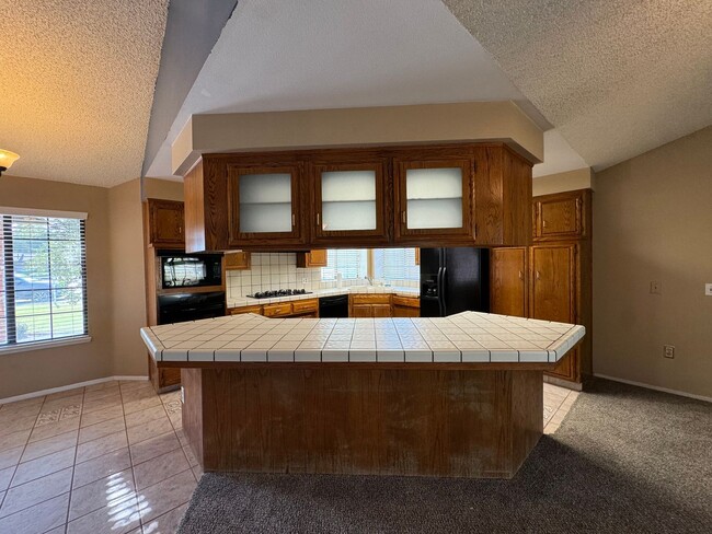 Building Photo - Northwest Bakersfield Home