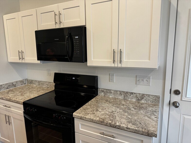 Building Photo - 6813 SW Dignity Ave